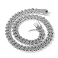 Gros plan détaillé d'un collier chaîne cubaine argenté de 14 mm pavé de strass - 50cm / Argenté