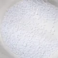 Vue détaillée de breloques d'ongles en forme de feuille blanche avec des nervures délicates - 100 Pièces / Blanc