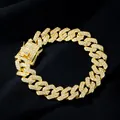 Makroaufnahme einer 14mm goldfarbenen rhombischen Panzerkette mit funkelnden Strasssteinen - 23CM / Gold