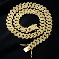 Detailansicht der hochwertigen 14mm Iced Out Panzerkette auf schwarzem Stoffhintergrund - 60CM / Gold