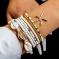 Vista detallada del conjunto de pulseras bohemias con dije de estrella de mar. - Pulsera Blanca