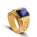 Detailopname van een herenring van goudlegering met een grote vierkante blauwe edelsteen - Maat 6 / Goud Met Blauwe Strass