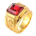 Detailopname van een mannelijke goudkleurige ring met een grote rode rechthoekige steen - Maat 6 / Goud Rood Zirkoon