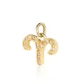 Gedetailleerde macro-opname van een 18K vergulde Ram-zodiac hanger met zirkonia-steen - Ram Hanger Zonder Ketting / Goud