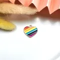 Ciondolo a cuore smaltato arcobaleno per la creazione di collane e braccialetti fai da te. - Forma di Cuore Arcobaleno / Confezione da 10