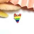 Ciondolo a cuore arcobaleno con scritta 'love' per creazione gioielli fai da te - Forma di Cuore Love in Corsivo / Confezione da 10