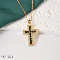 Collana con pendente a croce placcata in oro con pietre di zircone nero su fondo bianco - Collana con Croce in Zirconia Nera (YS-1002) / Oro-Nero