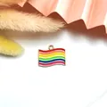Ciondolo smaltato a forma di bandiera arcobaleno con bordo dorato per gioielli fai-da-te - Forma di Bandiera Arcobaleno Ondulata / Confezione da 10