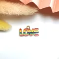 Ciondolo a forma di lettera LOVE a strisce arcobaleno per la creazione di gioielli DIY - Forma di Lettere LOVE Verticali / Confezione da 10