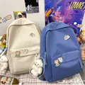 Zaino scolastico carino e minimalista in stile coreano in blu e crema con badge - Blu + 3 Distintivi Casuali + Ciondolo A Forma Di Orsacchiotto