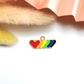 Piccolo ciondolo a cuore arcobaleno in smalto dorato per creazione gioielli fai da te - Forma di Combinazione Multi-Cuore / Confezione da 10