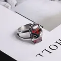 Edelstahlring im Vintage-Stil mit einem großen rechteckigen roten Rubin-Edelsteinbesatz - US Größe 9