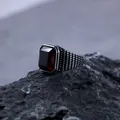 Anello vintage da uomo in acciaio inossidabile con pietra rossa rettangolare su roccia - US 7 / Rosso