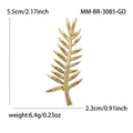 Vue détaillée montrant les dimensions et le poids de cette broche feuille dorée. - Doré