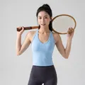 Brassière de sport licou bleu clair pour le yoga et le Pilates, portée par un modèle. - Bleu clair