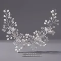 Eleganter silberner Brauthaarschmuck mit Perlen und Kristallen für Hochzeitsfrisuren. - Leichtes Luxus Haarband mit künstlichen Perlen und Kristallen / Silber