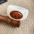 Bracelet jonc bohème en acrylique blanc avec une grande pierre ovale en résine ambre - Ivoire-Rouge