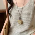 Collar vintage con colgante redondo de madera trenzada sobre un suéter de punto beige - Estilo Trenzado de Sombrero Redondo (39#) / Marrón
