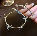 Boucles d'oreilles créoles argentées avec breloques nœuds pour un look minimaliste - Argent-Nœud