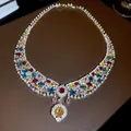 Collier doré lourd avec cristaux multicolores vibrants et accents de perles élégants - Or-Multicolore