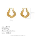 Vue détaillée de boucles d'oreilles irrégulières en acier doré 18K avec dimensions - Créoles Carrées à Texture Horizontale Irrégulière (Or)