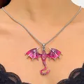 Vintage Gothic Drachen Halskette mit rosa Emaille-Flügeln und Kristallen an einem Model - Emaille Drachenstil (12134)