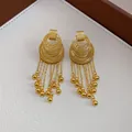 Orecchini retrò in oro con nappe, perni circolari intricati e accenti di perle. - Oro / Oro