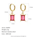 Detailansicht geometrische Ohrringe mit rosa Stein und vollständigen Maßangaben - Roter Zirkon