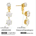 Orecchini pendenti in acciaio dorato con tre pietre e proprietà ipoallergeniche. - Stile Orecchini a Goccia con Tre Pietre (JDE0201333)