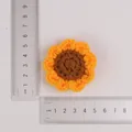 Handgefertigter gelber Häkel-Sonnenblumen-Schlüsselanhänger mit 5 cm Durchmesser - 3-Ring abgerundete Sonnenblume