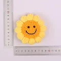 Handgefertigter gelber Häkel-Sonnenblumen-Anhänger mit Smiley und Skalenlineal. - 6-Ring Smiley Gesicht - Gelb