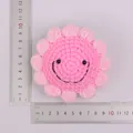 Handgefertigter rosa Häkel-Sonnenblumen-Anhänger Schlüsselanhänger mit Smiley-Gesicht - 7-Ring Smiley Gesicht - Rosa