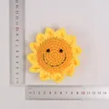 Handgefertigter gelber Häkel-Sonnenblumen-Anhänger mit Smiley, mit Linealen gemessen - 7-Ring spitze Ecke Smiley-Puppe