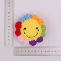 Handgefertigter bunter Häkel-Sonnenblumen-Schlüsselanhänger mit Lineal zur Größenbestimmung - 6-Farben-Sonnenblume mit umgekehrtem Häkeln