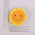 Handgemachter gehäkelter Sonnenblumen-Schlüsselanhänger mit Lineal zur Größenbestimmung - 7-Ring-Sonnenblume mit umgekehrtem Häkeln