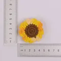 Handgehäkelter Sonnenblumen-Schlüsselanhänger mit Maßband zur Größenbestimmung - 3-Ring abgerundete Sonnenblume (segmentgefärbt)