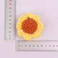 Handgefertigter Häkel-Sonnenblumen-Anhänger mit Maßstab zur Größenorientierung - 4-Ring abgerundete Sonnenblume