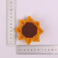 Handgemachter gehäkelter Sonnenblumenanhänger mit Lineal zur Größenanzeige, gelb. - 5-Ring 8-Blatt Sonnenblume (Dunkelgelb)