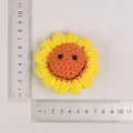 Handgefertigter gelber gehäkelter Sonnenblumen-Schlüsselanhänger mit Smiley und Maßband - Umgekehrt gehäkeltes 5-Ring-Smiley-Gesicht