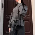 Detail van een vintage grijze korte trenchcoat met dubbele rij knopen en tailleriem - Grijs / 3XL