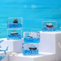 Vloeibaar acryl ornament met drijvend schip en blauwe sterren glitters - Kleine Boot Kubus / Meerkleurig