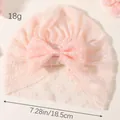 Turban bébé en dentelle rose avec nœud perlé, largeur de 18,5 cm, modèle SKU - Style Nœud Rose sur Fond Rose (3)