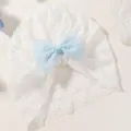 Turban élégant en dentelle blanche pour bébé avec un nœud en maille bleu clair doux - Style Nœud Bleu sur Fond Blanc (5)
