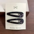 Barrettes à cheveux noires pailletées avec des sequins colorés sur une carte design - Noir pailleté fin ajouré