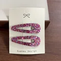 Deux barrettes à cheveux à paillettes roses pour filles sur une carte Suanmu Design blanche - Rose rouge pailleté fin ajouré