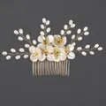 Eleganter handgefertigter Brauthaarkamm mit weißen Acrylblüten und zarten Perlen. - Versatile acrylic flower bridal hair comb