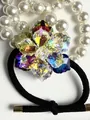 Élastique à cheveux noir élégant avec fleur de lotus en cristal multicolore brillant. - Coloré