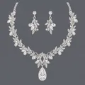 Parure de bijoux de mariée argentée avec collier et boucles d'oreilles fleurs - Argenté