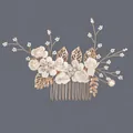 Elegante pettine per capelli da sposa in foglia d'oro con fiori in tessuto bianco e perle - Fiore Bianco (HS-J7417GWHITE)