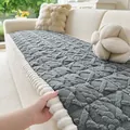 Detalle de la funda de sofá de felpa gris con borde de volantes y textura suave - 70x70 cm (Adecuado para apoyabrazos/respaldos) / Estilo Wenfu / Gris